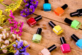 Bouteilles de vernis à ongles et fleurs