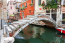 Pont voûté en briques à Venise