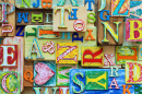 Collage fait de lettres colorées de l’alphabet
