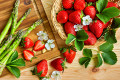 Asperges vertes et fraises