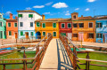 Maisons et bateaux colorés, Italie