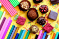 Crayons de couleur et bonbons