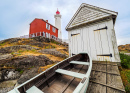 Vieux phare avec remise et bateau