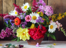 Bouquet de fleurs de jardin sur la table