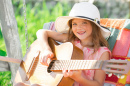 Mignonne petite fille jouant de la guitare