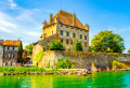 Vue sur le lac du château dans la ville française d’Yvoire