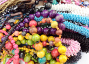Colliers et bracelets au marché aux puces