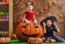 Drôles d’enfants en costumes d’Halloween