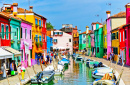 Maisons vénitiennes colorées le long du canal
