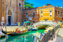 Gondoles sur le canal étroit, Venise, Italie