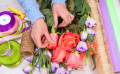 Fleuriste faisant un bouquet