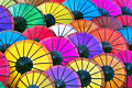 Parapluies faits à la main au marché de nuit, Laos