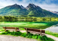 Bancs en bois sur le lac Hintersee, Alpes