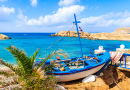 Bateau de pêche sur la plage de l’île de Karpathos