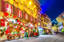 Colmar, France - Décembre 2017. Maisons traditionnelles alsaciennes à colombages Ville décorée de Noël en Alsace.