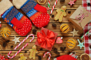 Décorations de Noël, bonbons et mitaines