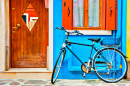 Vélo garé sur l’île de Burano, Venise, Italie