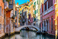 Canal étroit à Venise, Italie