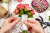 Fleuriste faisant un bouquet vintage