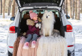 Une fille avec un chien samoyède blanc