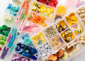 Perles multicolores dans une boîte