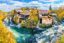 Une rivière et une petite cascade, Croatie