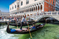 Touristes dans les gondoles, Venise, Italie