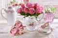 Roses roses dans une cruche en porcelaine