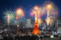 Feux d’artifice au-dessus du paysage urbain de Tokyo la nuit