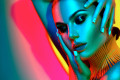 Portrait de modèle de femme dans des lumières vives