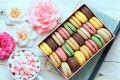 Un coffret cadeau de macarons et guimauves