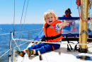 Un petit garçon aime faire du yachting