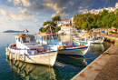 Vieux port de Skiathos avec bateaux de pêche