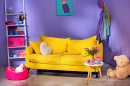 Chambre colorée avec canapé jaune