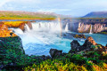 Arc-en-ciel au-dessus de la cascade de Godafoss, Islande