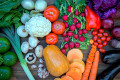 Légumes sur une table en bois