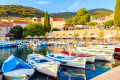 Bateaux de pêche traditionnels dans le port de Bol