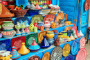 Céramiques colorées dans un magasin marocain