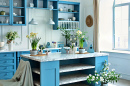 Intérieur de cuisine bleu avec des fleurs