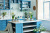 Intérieur de cuisine bleu avec des fleurs