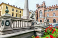 Piazza Roma à Asti avec un beau palais