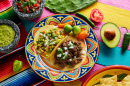 Tacos Barbacoa sur une table colorée