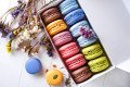 Boîte de macarons français et fleurs séchées