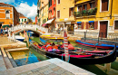 Canal étroit avec un bateau à Venise, Italie