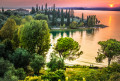 Magnifique coucher de soleil sur le lac de Garde, Italie