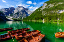 Lac de Braies dans les Dolomites, Tyrol du Sud, Italie