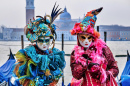 Beaux masques sur la place Saint-Marc à Venise