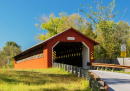 Pont en bois couvert vintage sur une route rurale, États-Unis