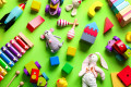 Jouets pour enfants sur fond vert