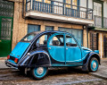 Citroën 2CV dans les ruelles de Guimaraes, Portugal